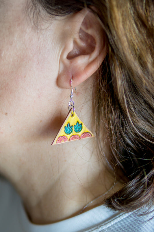 Brincos Triangulares em Couro Pintado à Mão – Design Étnico