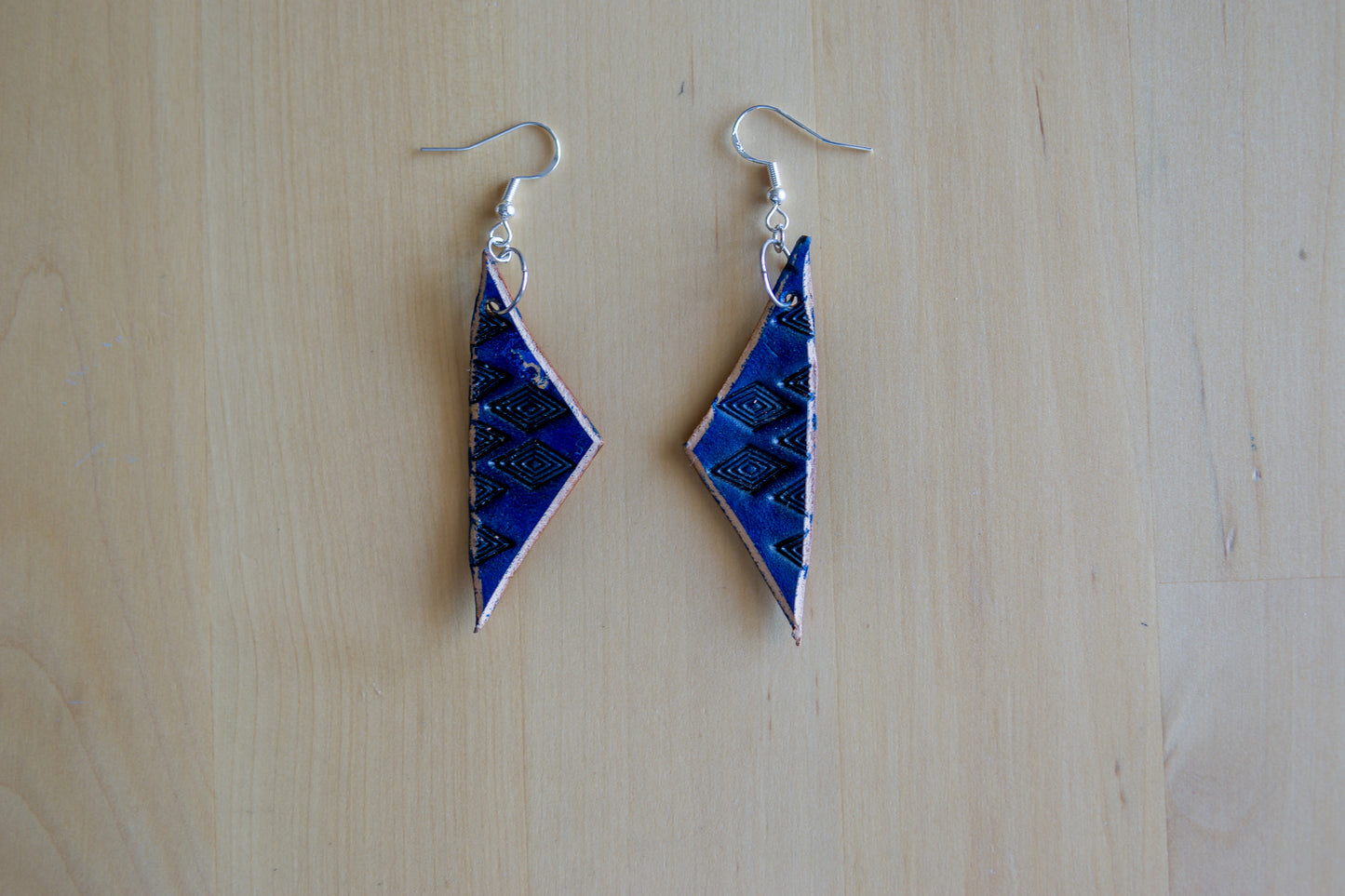 Brincos de Couro Artesanais Azul Indigo – Corte Assimétrico com Padrão Geométrico