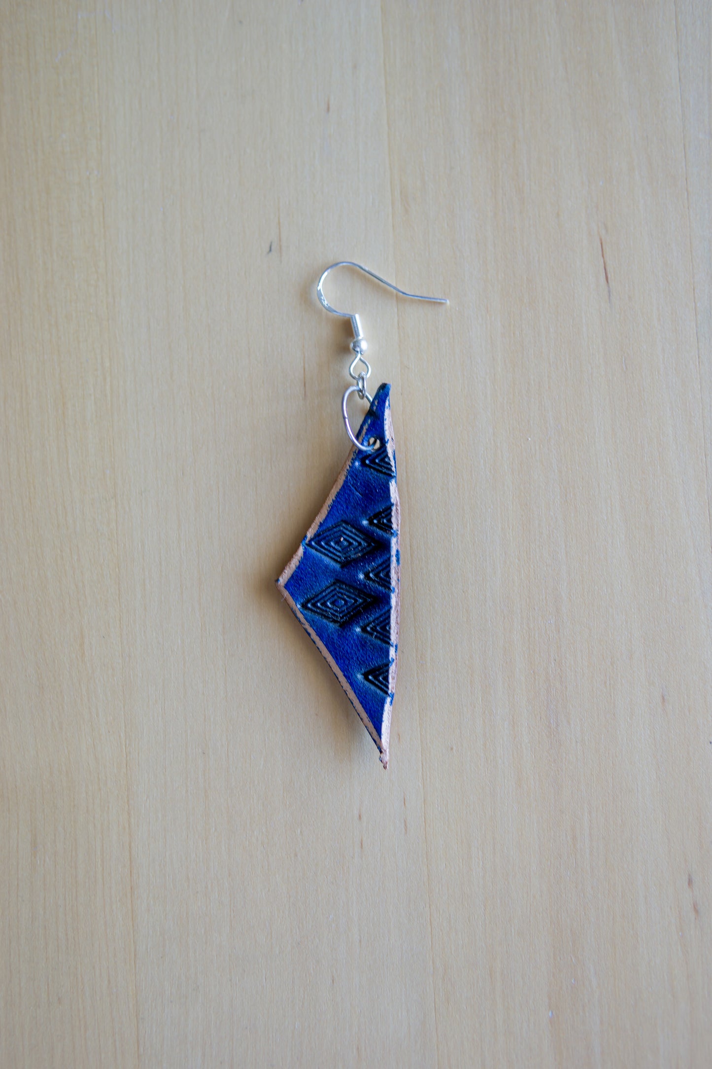 Brincos de Couro Artesanais Azul Indigo – Corte Assimétrico com Padrão Geométrico