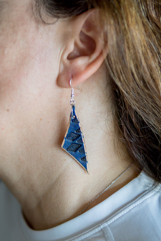 Brincos de Couro Artesanais Azul Indigo – Corte Assimétrico com Padrão Geométrico
