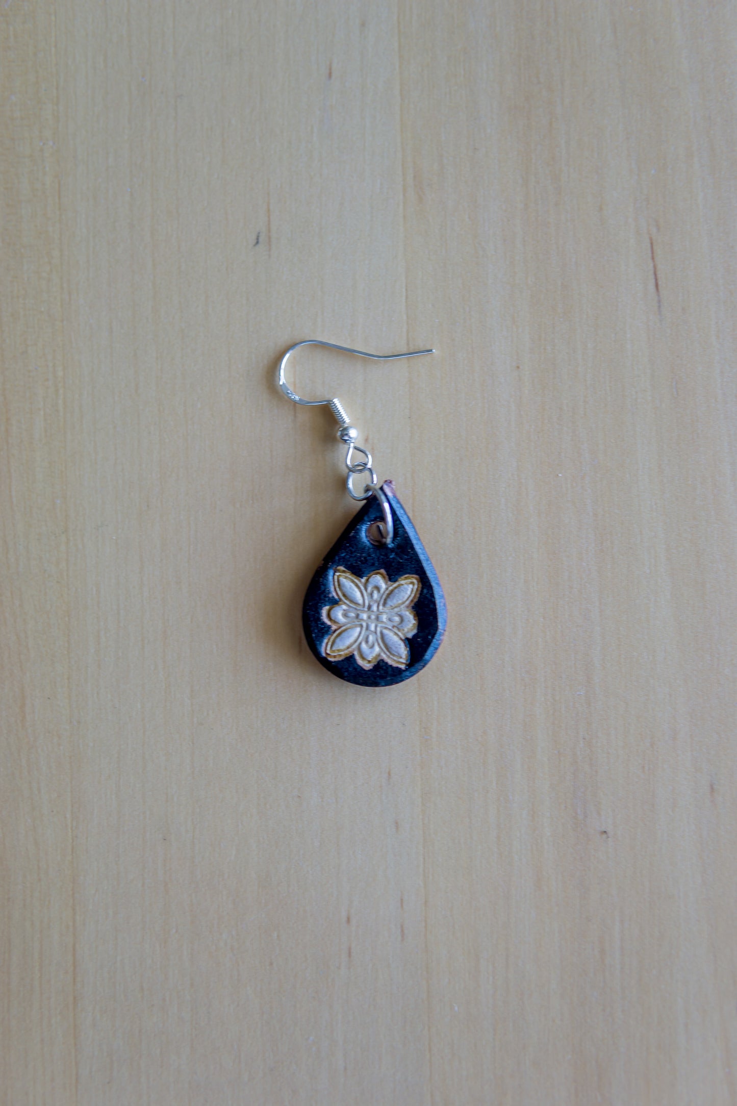 Brincos de Couro Artesanais com Flor – Formato Gota em Preto e Branco