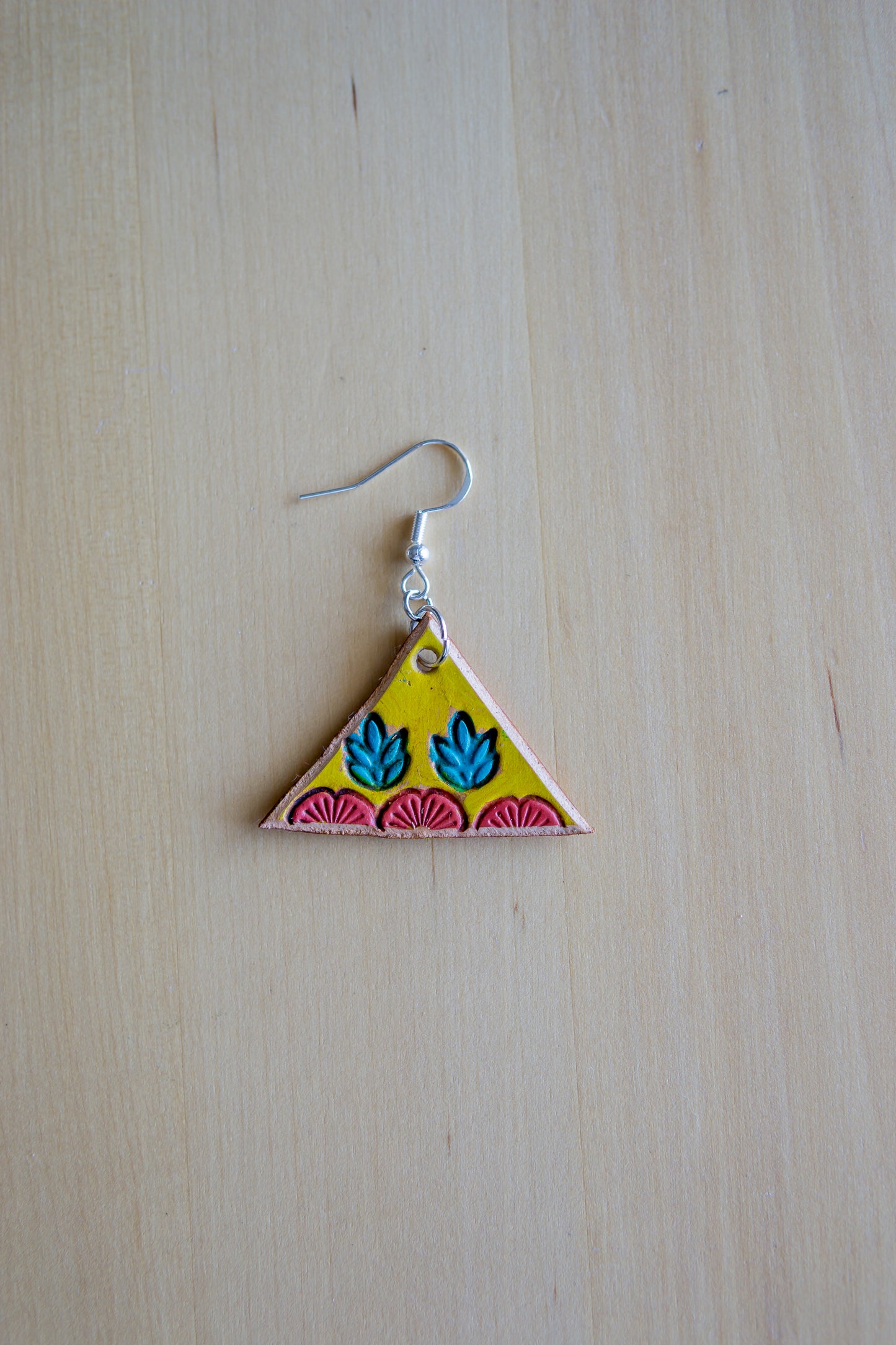 Brincos Triangulares em Couro Pintado à Mão – Design Étnico