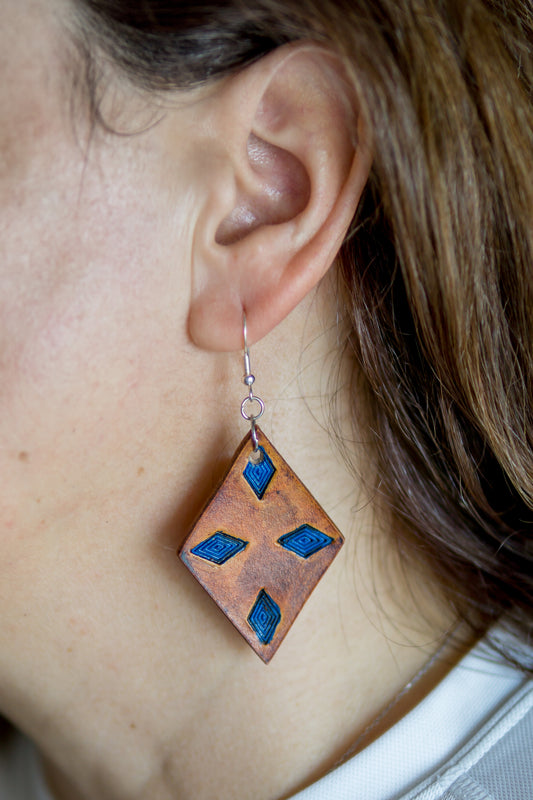 Brincos Artesanais em Couro - Modelo Diamante Tribal Azul