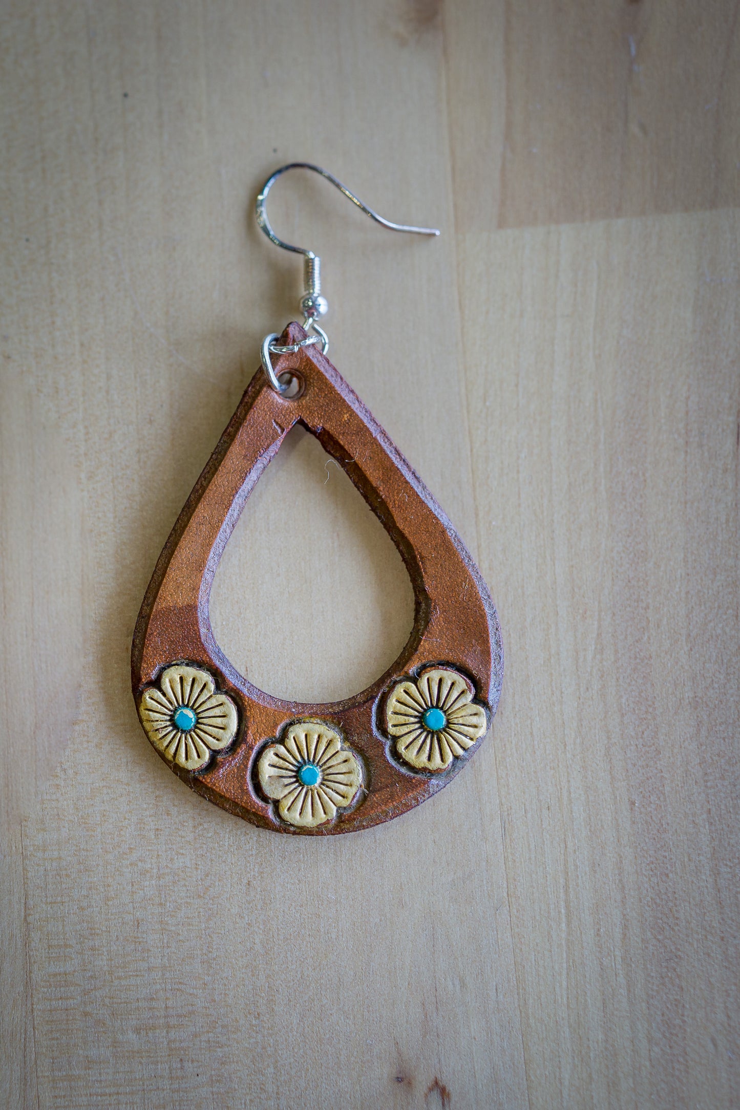 Brincos de Couro em Forma de Gota com Flores Pintadas à Mão azul turquesa