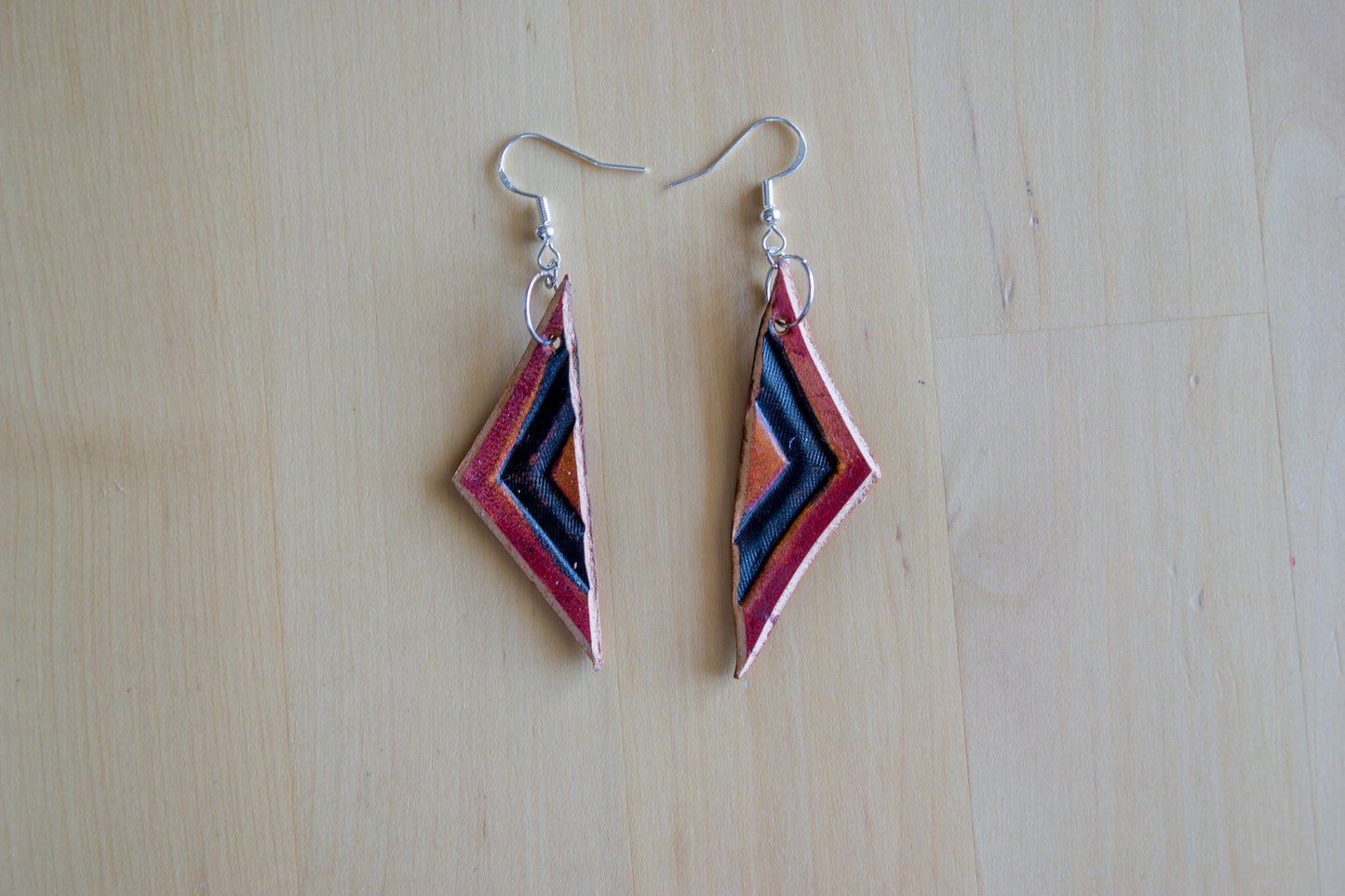 Brincos Artesanais em Couro - Modelo Chevron Étnico