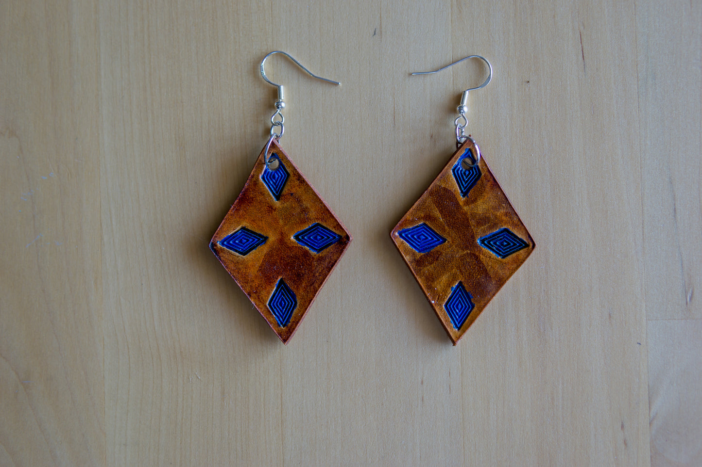 Brincos Artesanais em Couro - Modelo Diamante Tribal Azul