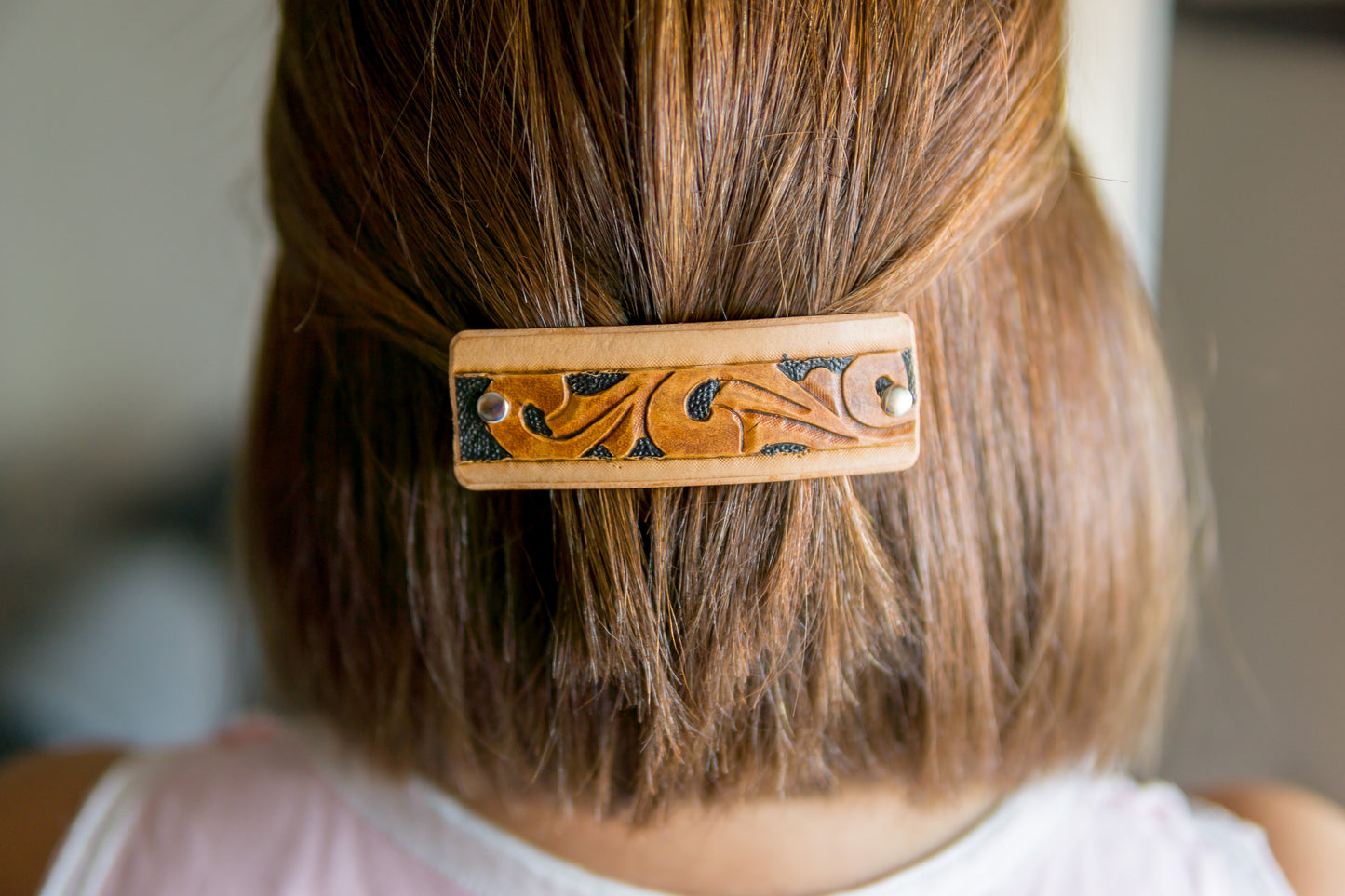 Gancho de Cabelo Artesanal em Couro - Mola com Entalhe Floral