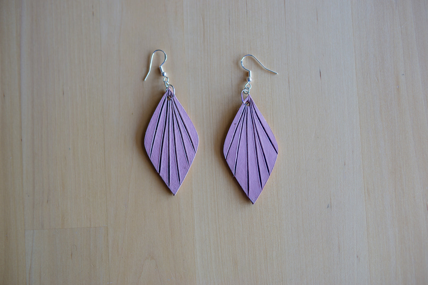 Brincos Artesanais em Couro - Modelo Folha Rosa Lavanda