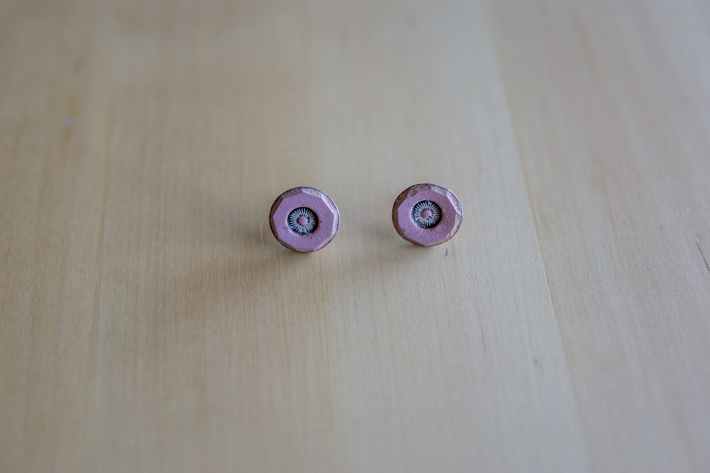 Brincos Artesanais em Couro - Modelo Botão Rosa com Flor Central