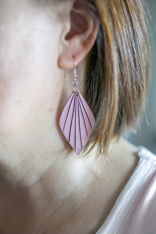 Brincos Artesanais em Couro - Modelo Folha Rosa Lavanda