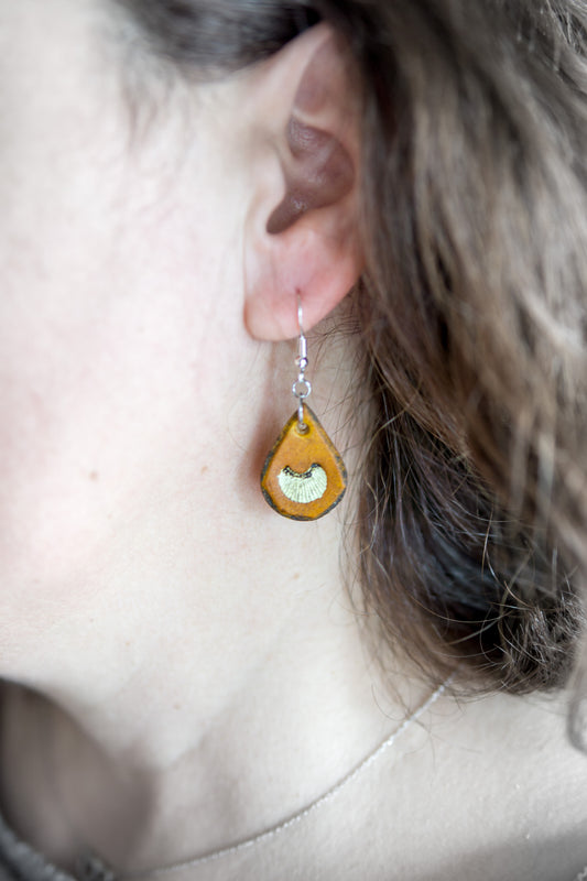 Brincos de Couro Artesanais Feitos à Mão com Detalhe em Concha