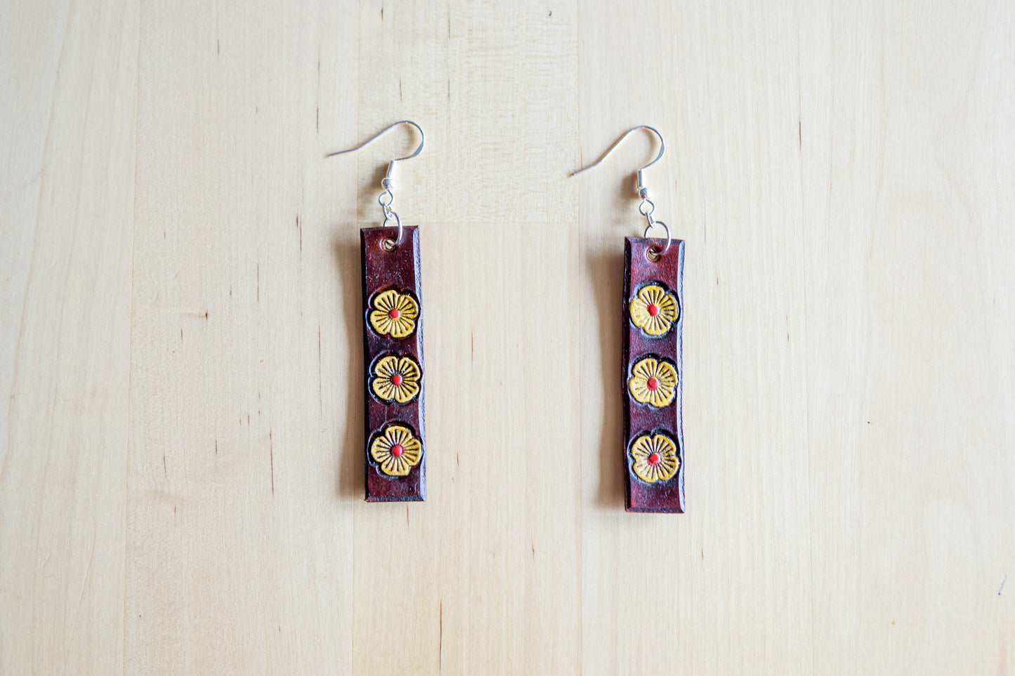 Brincos de Couro Artesanais Feitos à Mão com Detalhe Floral