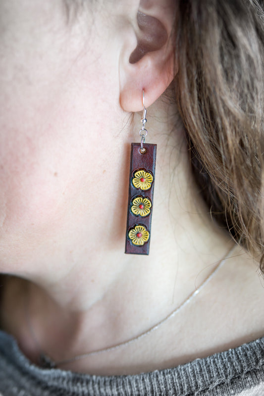 Brincos de Couro Artesanais Feitos à Mão com Detalhe Floral