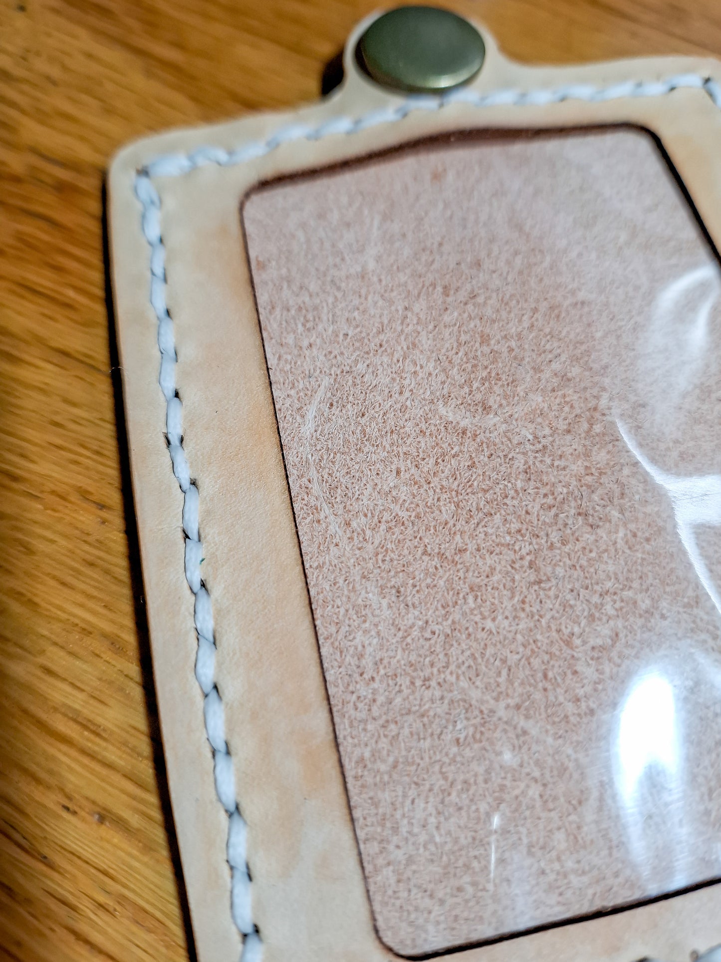 Porte-carte d'identité en cuir naturel : élégance et sécurité pour votre quotidien