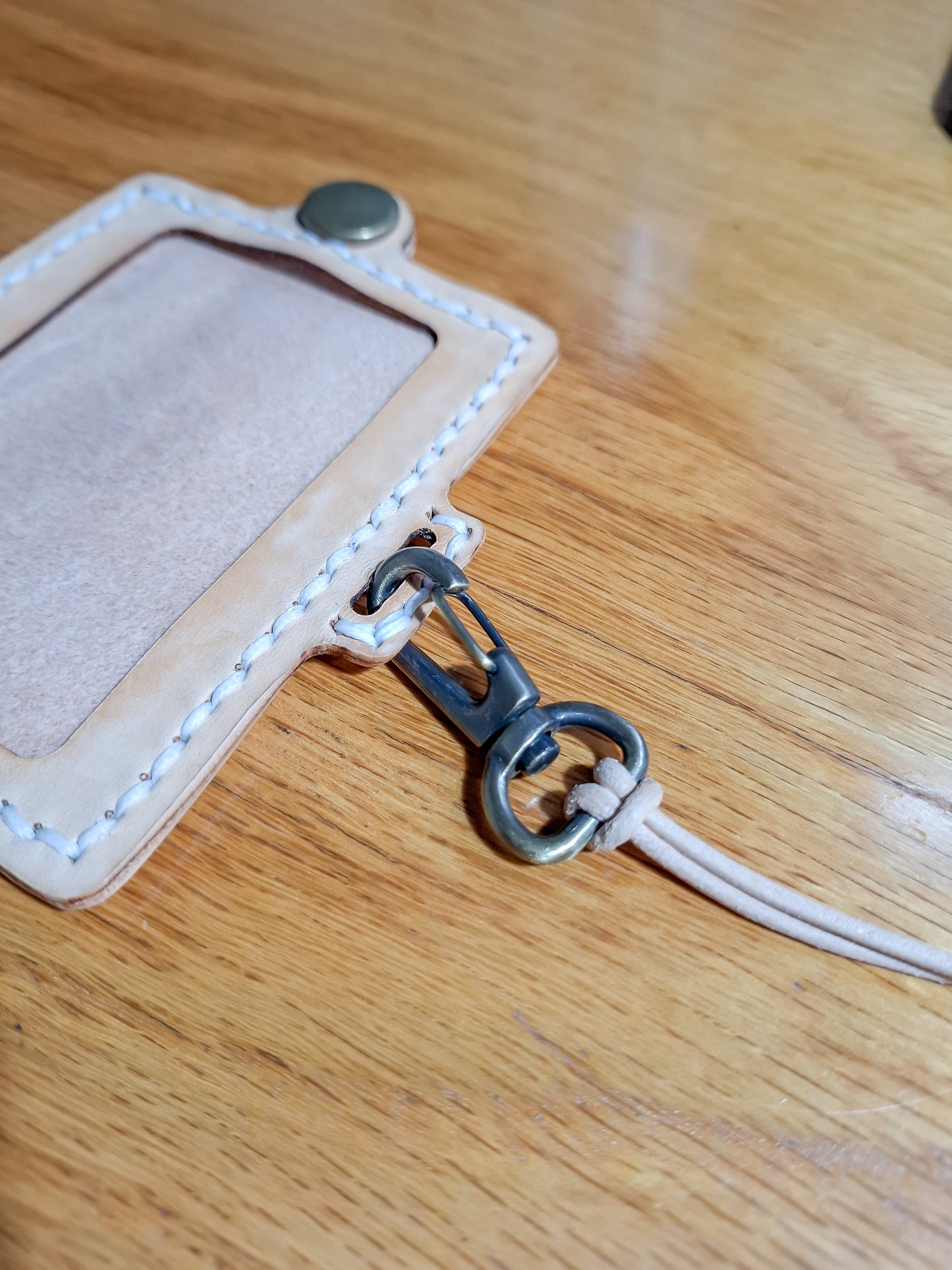 Porte-carte d'identité en cuir naturel : élégance et sécurité pour votre quotidien