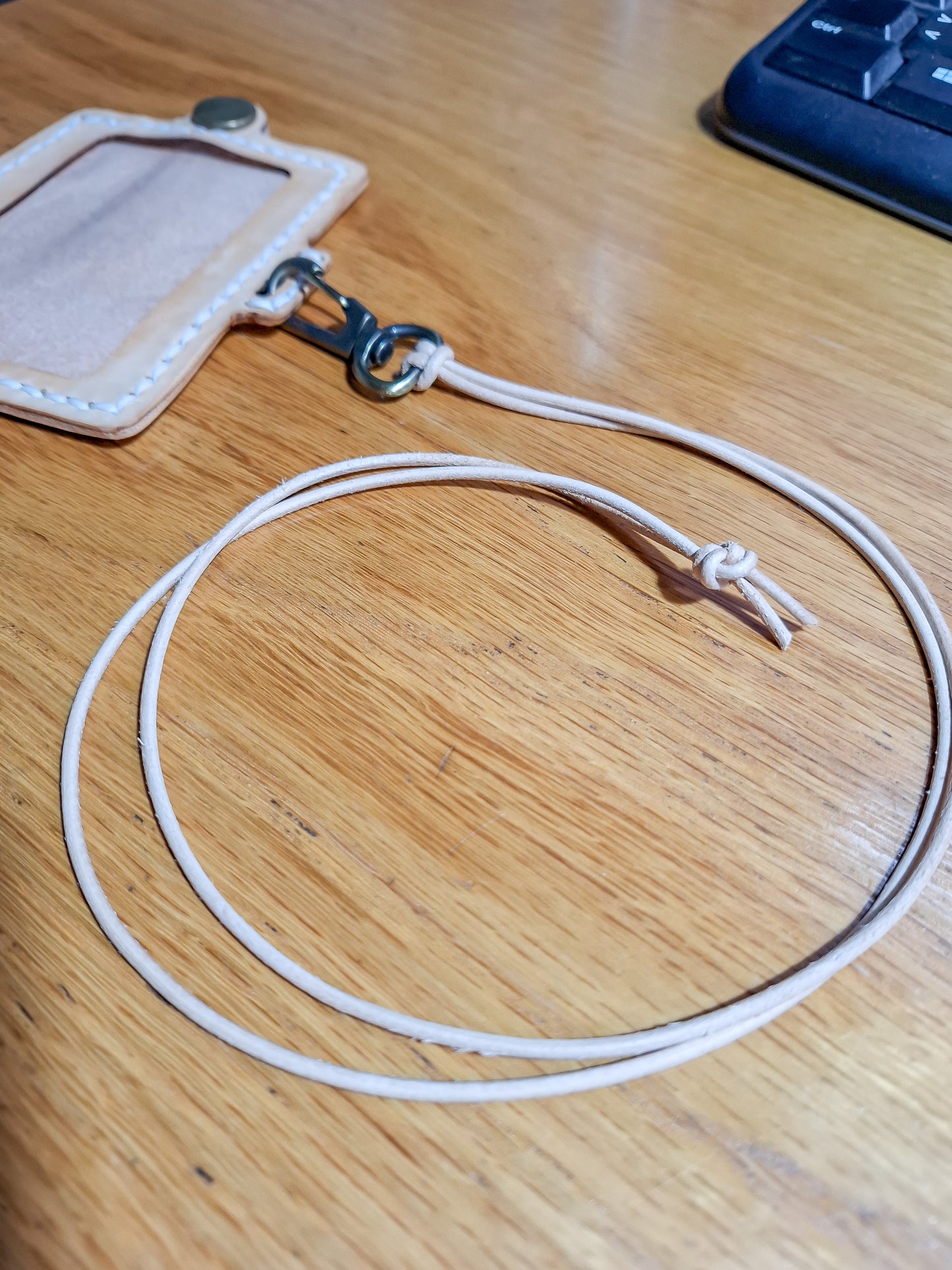 Porte-carte d'identité en cuir naturel : élégance et sécurité pour votre quotidien