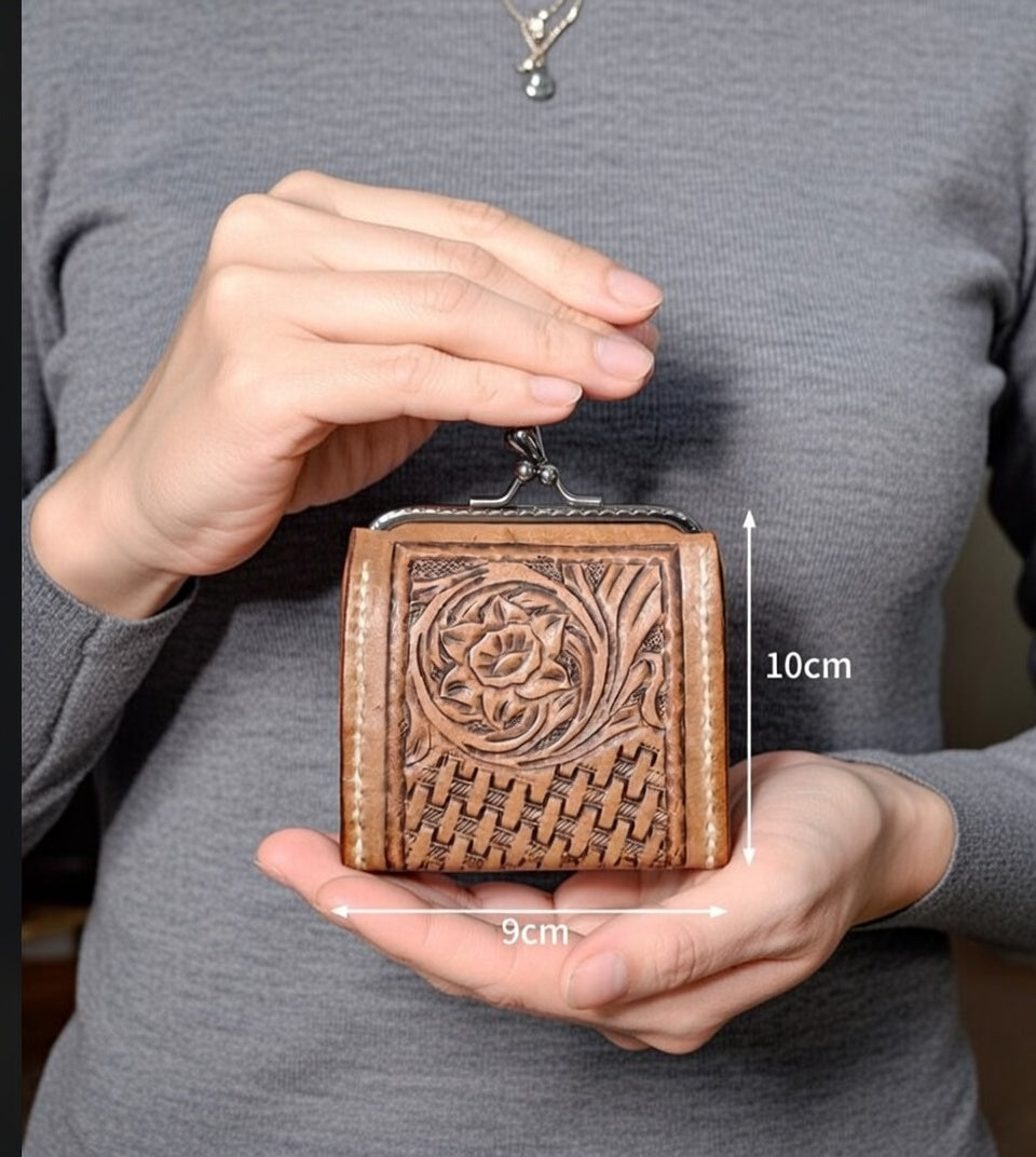 Porta-Moedas em Couro Vegetal com Flor Espiral Carved à Mão – Feito em Portugal