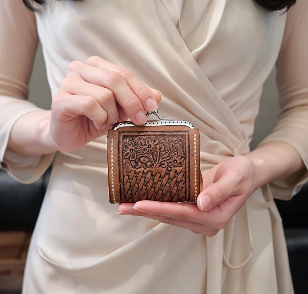 Porta-Moedas em Couro com Carving Manual – Feito à Mão em Portugal