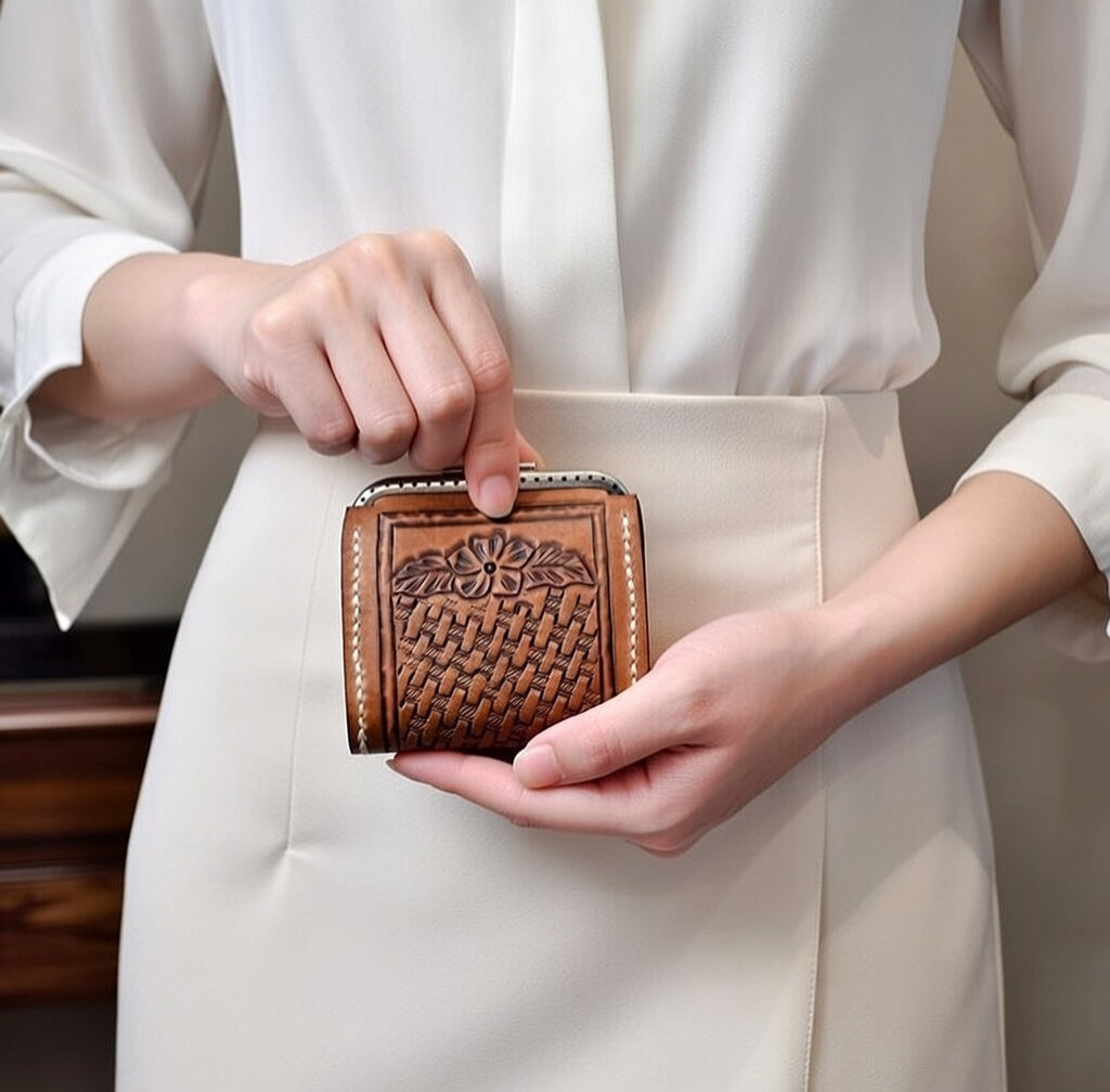 Porta-Moedas em Couro Vegetal com Flor Minimal Carved à Mão – Feito em Portugal