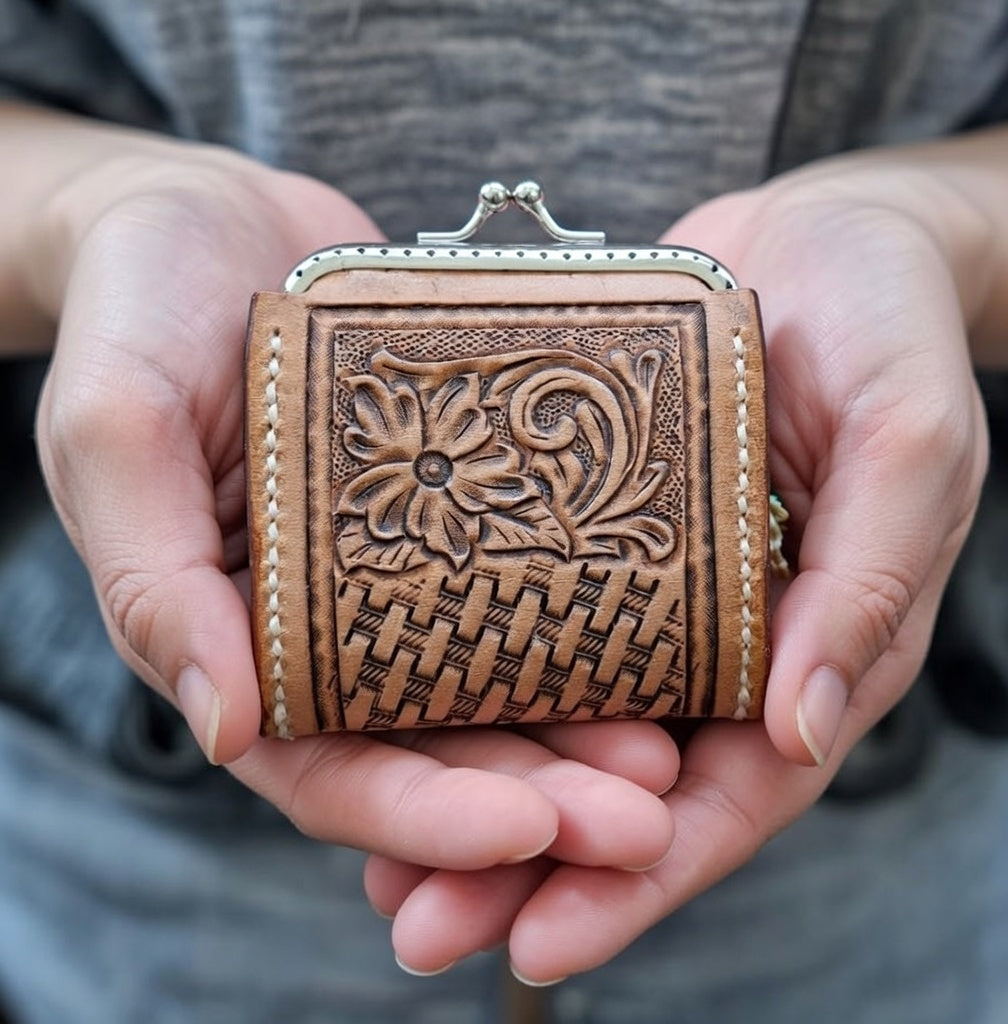 Porta-Moedas em Couro Vegetal com Flor Clássica Carved à Mão – Feito em Portugal