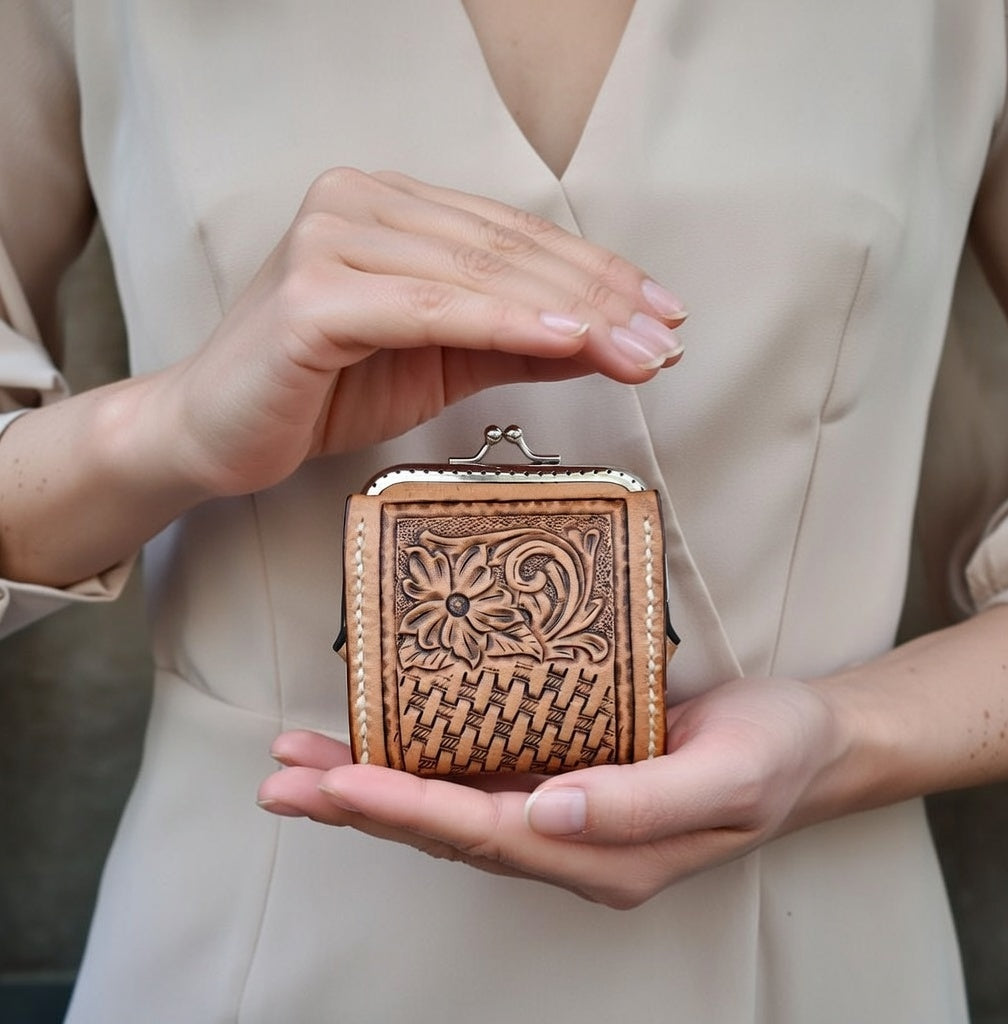 Porta-Moedas em Couro Vegetal com Flor Clássica Carved à Mão – Feito em Portugal
